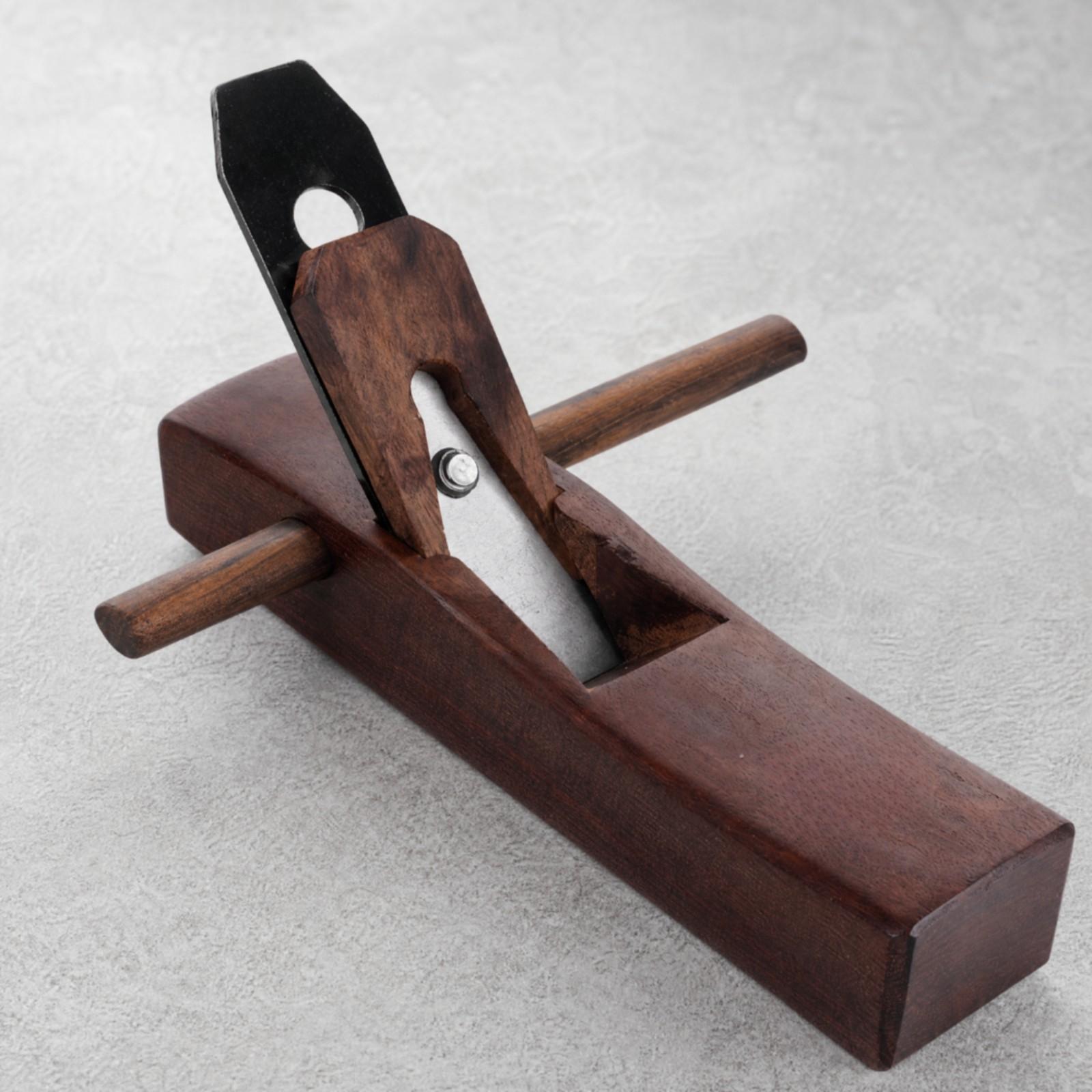 Hand Tools In Workshop - 木工用手鉋、滑らかな仕上がりを実現するツール、エボニー材のボディ、HSS刃、DIYワークショップや木工プロジェクトに最適。