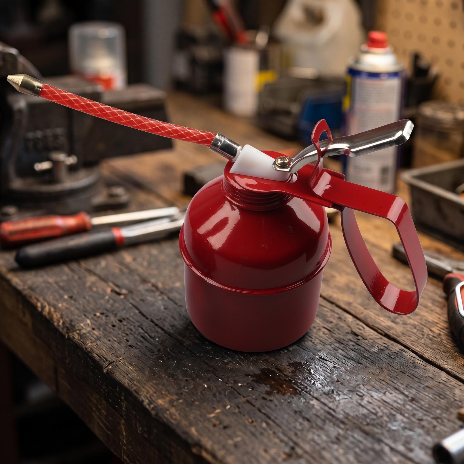 手動ポンプ式オイルディスペンサー。金属製の缶に編み込みホース - Hand Tools In Workshop のレビューと価格