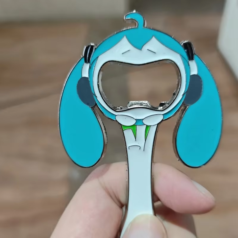 初音ミクの、鮮やかな色彩と斬新なデザインが特徴の、新しい金属 - Screwdriver Set のレビューと価格